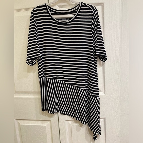 Lane Bryant Tops - Lane Bryant 14/16 1X Black and White Asymmetrical Striped Top